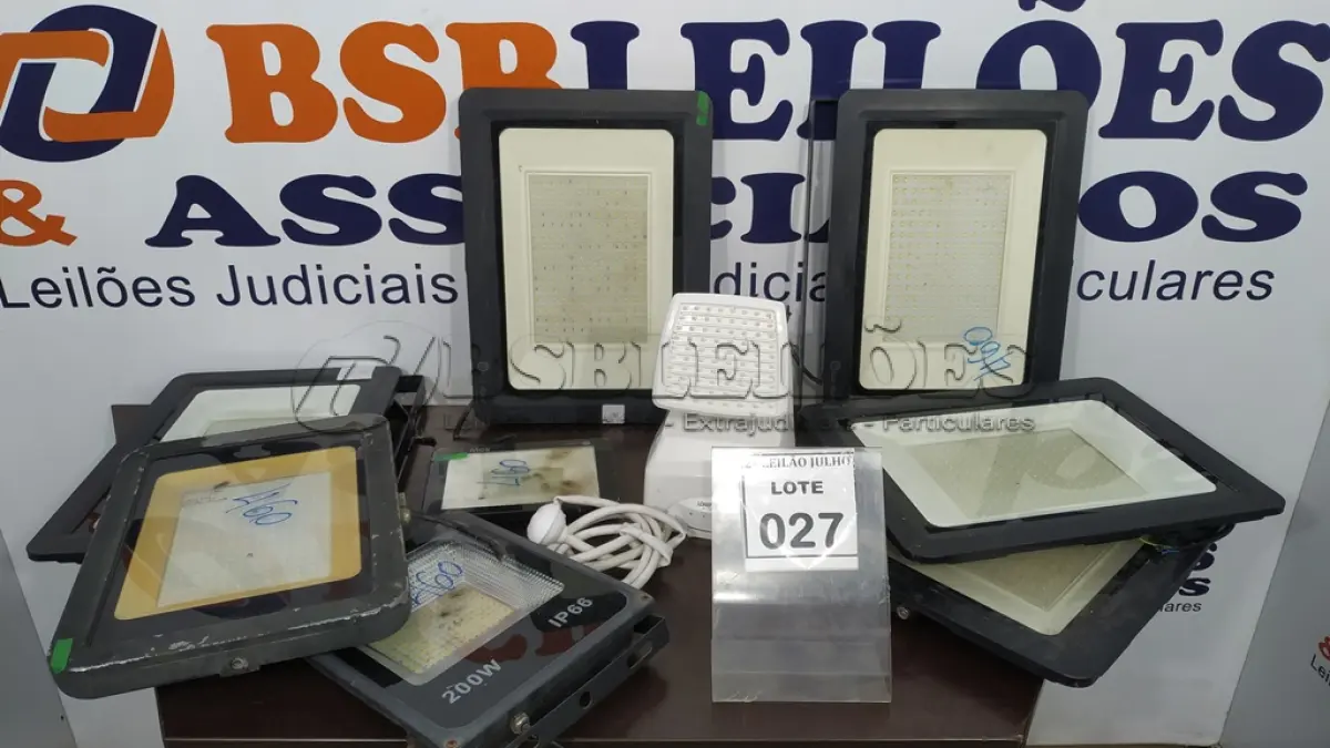 LOTE 027 - 08 LUMINÁRIAS LED E 01 CHUVEIRO. (NO ESTADO) ATENÇÃO! FAZER A VISITAÇÃO ANTES DE ARREMATAR, NÃO SABEMOS SE FUNCIONA. LEILÃO NÃO TEM GARANTIA E NEM DEVOLUÇÃO, SUJEITO A POSSÍVEIS AVARIAS VISÍVEIS/OCULTAS E/OU AUSÊNCIA DE COMPONENTES.