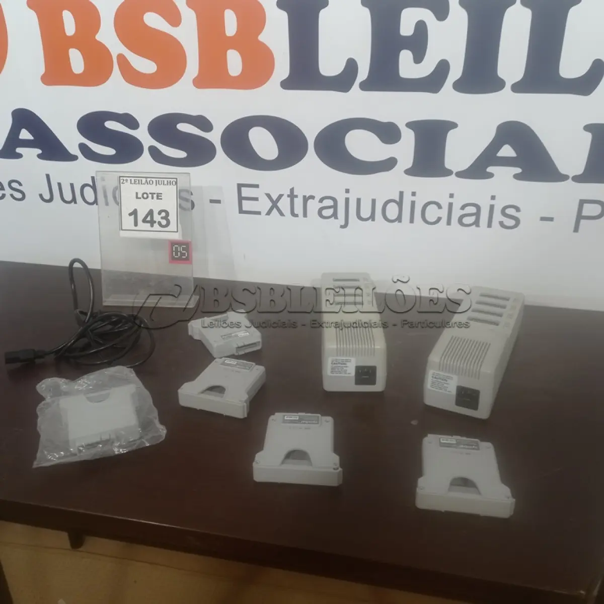 LOTE 143 - 02 CARREGADORES DE BATERIAS DE VÍDEO GAMES MARCA SYMBOL. (NO ESTADO) ATENÇÃO! FAZER A VISITAÇÃO ANTES DE ARREMATAR, NÃO SABEMOS SE FUNCIONA, LEILÃO NÃO TEM GARANTIA E NEM DEVOLUÇÃO, SUJEITO A POSSÍVEIS AVARIAS VISÍVEIS/OCULTAS E/OU AUSÊNCIA DE COMPONENTES.