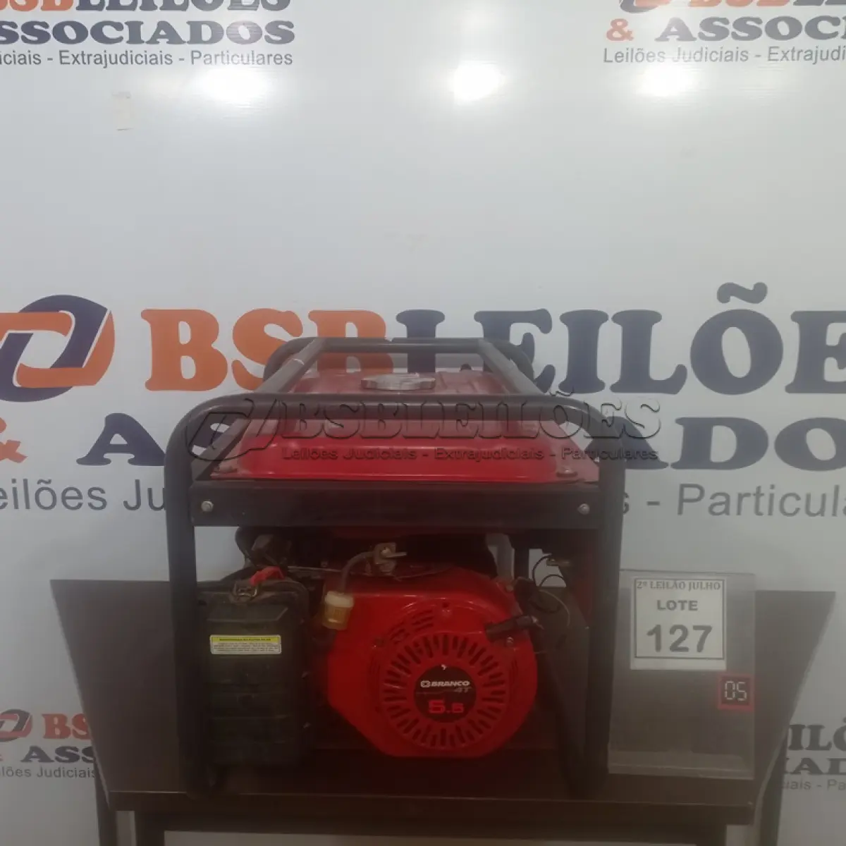 LOTE 127 - 01 GERADOR TENSÃO DE SAÍDA 110/220V MODELO B4T-2500S A GASOLINA MARCA BRANCO. (NO ESTADO) ATENÇÃO! FAZER A VISITAÇÃO ANTES DE ARREMATAR, NÃO SABEMOS SE FUNCIONA. LEILÃO NÃO TEM GARANTIA E NEM DEVOLUÇÃO, SUJEITO A POSSÍVEIS AVARIAS VISÍVEIS/OCULTAS E/OU AUSÊNCIA DE COMPONENTES.