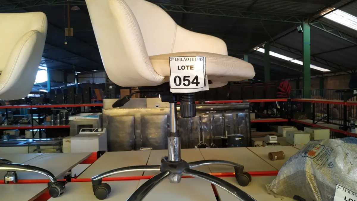 01 POLTRONA GIRATÓRIA COM RODINHAS BASE CROMADA NA COR BRANCA. (NO ESTADO) ATENÇÃO! FAZER A VISITAÇÃO ANTES DE ARREMATAR, NÃO SABEMOS SE FUNCIONA, LEILÃO NÃO TEM GARANTIA E NEM DEVOLUÇÃO, SUJEITO A POSSÍVEIS AVARIAS VISÍVEIS/OCULTAS E/OU AUSÊNCIA DE COMPONENTES.