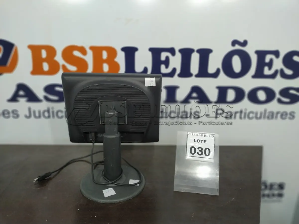 LOTE 030 - 01 MONITOR TOUCH SCREEN MARCA ELO. (NO ESTADO) ATENÇÃO! FAZER A VISITAÇÃO ANTES DE ARREMATAR, NÃO SABEMOS SE FUNCIONA. LEILÃO NÃO TEM GARANTIA E NEM DEVOLUÇÃO, SUJEITO A POSSÍVEIS AVARIAS VISÍVEIS/OCULTAS E/OU AUSÊNCIA DE COMPONENTES.