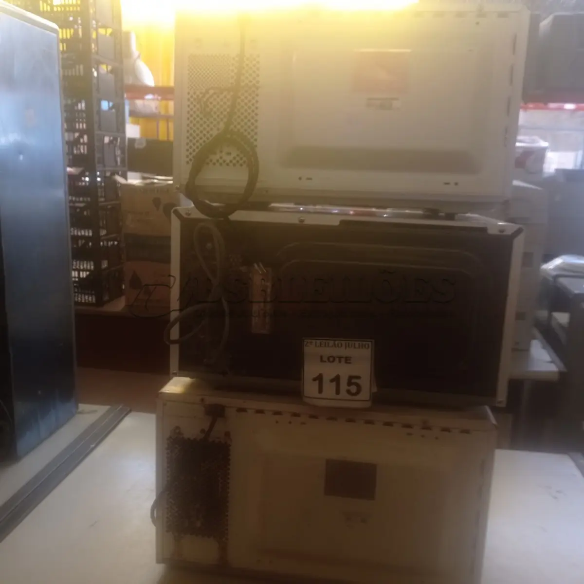 LOTE 115 - 03 MICRO-ONDAS DE MARCAS E MODELOS DIVERSOS. (NO ESTADO) ATENÇÃO! FAZER A VISITAÇÃO ANTES DE ARREMATAR, NÃO SABEMOS SE FUNCIONA. LEILÃO NÃO TEM GARANTIA E NEM DEVOLUÇÃO, SUJEITO A POSSÍVEIS AVARIAS VISÍVEIS/OCULTAS E/OU AUSÊNCIA DE COMPONENTES.
