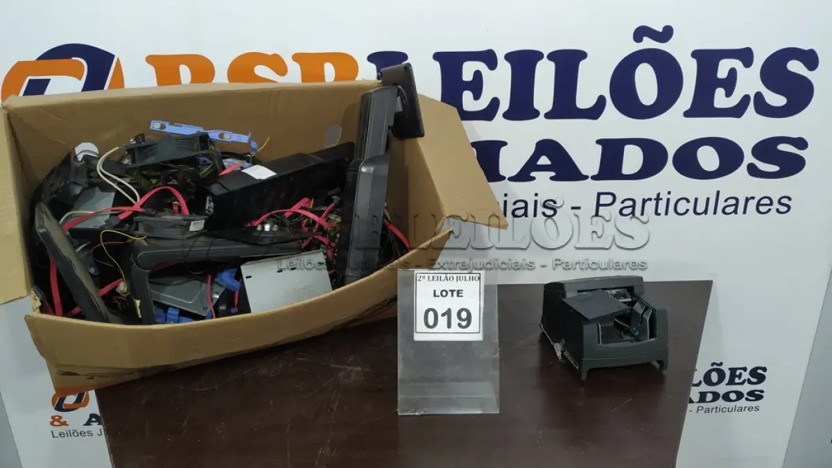 LOTE 019 - 01 LOTE COM DIVERSOS SUPORTES PARA MONITORES CABOS E PERIFÉRICOS DIVERSOS. (NO ESTADO) ATENÇÃO! FAZER A VISITAÇÃO ANTES DE ARREMATAR, NÃO SABEMOS SE FUNCIONA. LEILÃO NÃO TEM GARANTIA E NEM DEVOLUÇÃO, SUJEITO A POSSÍVEIS AVARIAS VISÍVEIS/OCULTAS E/OU AUSÊNCIA DE COMPONENTES.