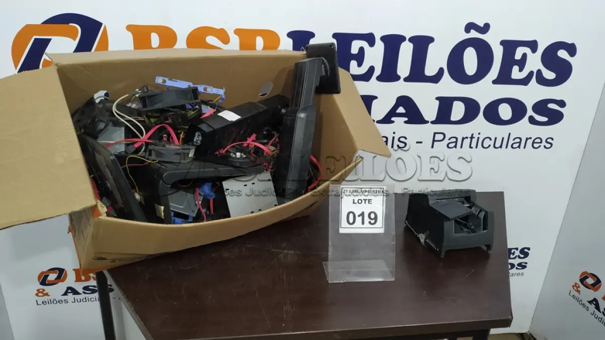 LOTE 019 - 01 LOTE COM DIVERSOS SUPORTES PARA MONITORES CABOS E PERIFÉRICOS DIVERSOS. (NO ESTADO) ATENÇÃO! FAZER A VISITAÇÃO ANTES DE ARREMATAR, NÃO SABEMOS SE FUNCIONA. LEILÃO NÃO TEM GARANTIA E NEM DEVOLUÇÃO, SUJEITO A POSSÍVEIS AVARIAS VISÍVEIS/OCULTAS E/OU AUSÊNCIA DE COMPONENTES.