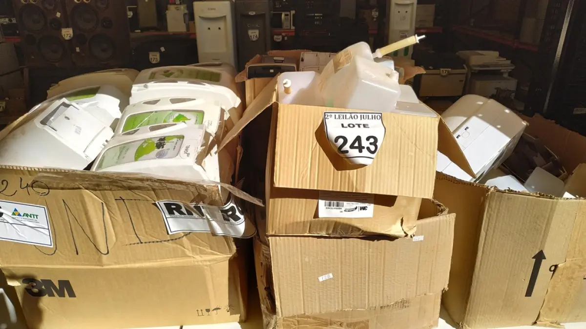 01 LOTE COM GRANDE QUANTIDADE DE DISPENSES DE PAPEL E SABÃO. (NO ESTADO) ATENÇÃO! FAZER A VISITAÇÃO ANTES DE ARREMATAR, NÃO SABEMOS SE FUNCIONA. LEILÃO NÃO TEM GARANTIA E NEM DEVOLUÇÃO, SUJEITO A POSSÍVEIS AVARIAS VISÍVEIS/OCULTAS E/OU AUSÊNCIA DE COMPONENTES.