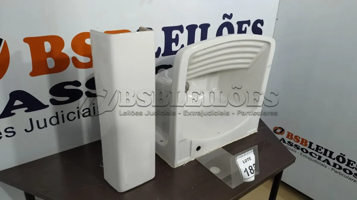 LOTE 183 - 01 TANQUE COM COLUNA. (NO ESTADO) ATENÇÃO! FAZER A VISITAÇÃO ANTES DE ARREMATAR, NÃO SABEMOS SE FUNCIONA. LEILÃO NÃO TEM GARANTIA E NEM DEVOLUÇÃO, SUJEITO A POSSÍVEIS AVARIAS VISÍVEIS/OCULTAS E/OU AUSÊNCIA DE COMPONENTES.