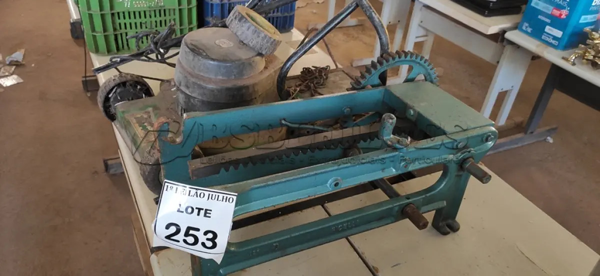 LOTE 253 - 01 ENSACADEIRA CANHÃO MANUAL DE LINGUIÇA, 01 MÁQUINA DE CORTAR GRAMA E 01 BALANÇO. (NO ESTADO) ATENÇÃO! FAZER A VISITAÇÃO ANTES DE ARREMATAR, NÃO SABEMOS SE FUNCIONA. LEILÃO NÃO TEM GARANTIA E NEM DEVOLUÇÃO, SUJEITO A POSSÍVEIS AVARIAS VISÍVEIS/OCULTAS E/OU AUSÊNCIA DE COMPONENTES.