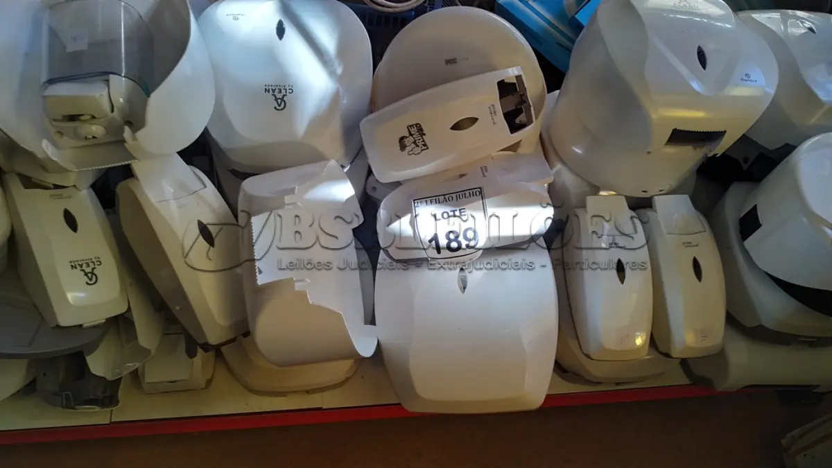 LOTE 189 - 01 LOTE COM GRANDE QUANTIDADE DE DISPENSES DE PAPEL E SABÃO. (NO ESTADO) ATENÇÃO! FAZER A VISITAÇÃO ANTES DE ARREMATAR, NÃO SABEMOS SE FUNCIONA. LEILÃO NÃO TEM GARANTIA E NEM DEVOLUÇÃO, SUJEITO A POSSÍVEIS AVARIAS VISÍVEIS/OCULTAS E/OU AUSÊNCIA DE COMPONENTES.