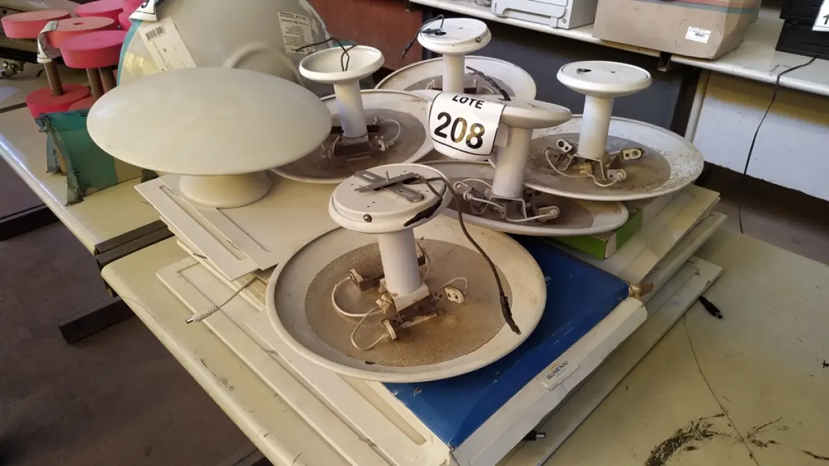 01 LOTE COM VÁRIAS LUMINÁRIAS DE EMBUTIR MODELOS DIVERSOS. (NO ESTADO) ATENÇÃO! FAZER A VISITAÇÃO ANTES DE ARREMATAR, NÃO SABEMOS SE FUNCIONA, LEILÃO NÃO TEM GARANTIA E NEM DEVOLUÇÃO, SUJEITO A POSSÍVEIS AVARIAS VISÍVEIS/OCULTAS E/OU AUSÊNCIA DE COMPONENTES.