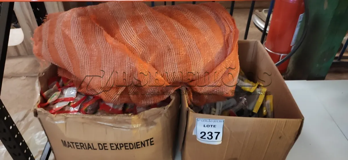 LOTE 237 - 01 LOTE COM GRANDE QUANTIDADE DE DIVISORES DE SINAL, INTERRUPTORES E 01 TELA DE PROTEÇÃO PARA OBRAS. (NO ESTADO) ATENÇÃO! FAZER A VISITAÇÃO ANTES DE ARREMATAR, NÃO SABEMOS SE FUNCIONA. LEILÃO NÃO TEM GARANTIA E NEM DEVOLUÇÃO, SUJEITO A POSSÍVEIS AVARIAS VISÍVEIS/OCULTAS E/OU AUSÊNCIA DE COMPONENTES.