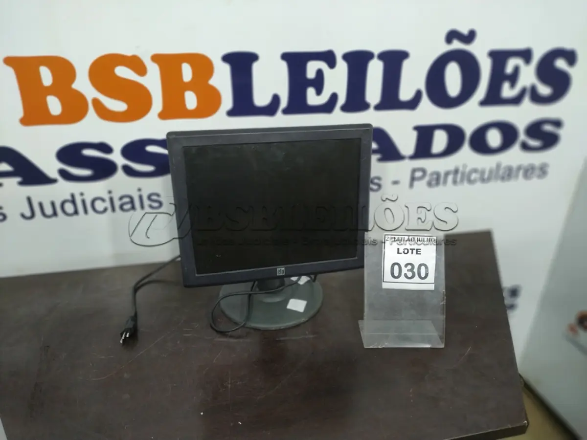 LOTE 030 - 01 MONITOR TOUCH SCREEN MARCA ELO. (NO ESTADO) ATENÇÃO! FAZER A VISITAÇÃO ANTES DE ARREMATAR, NÃO SABEMOS SE FUNCIONA. LEILÃO NÃO TEM GARANTIA E NEM DEVOLUÇÃO, SUJEITO A POSSÍVEIS AVARIAS VISÍVEIS/OCULTAS E/OU AUSÊNCIA DE COMPONENTES.