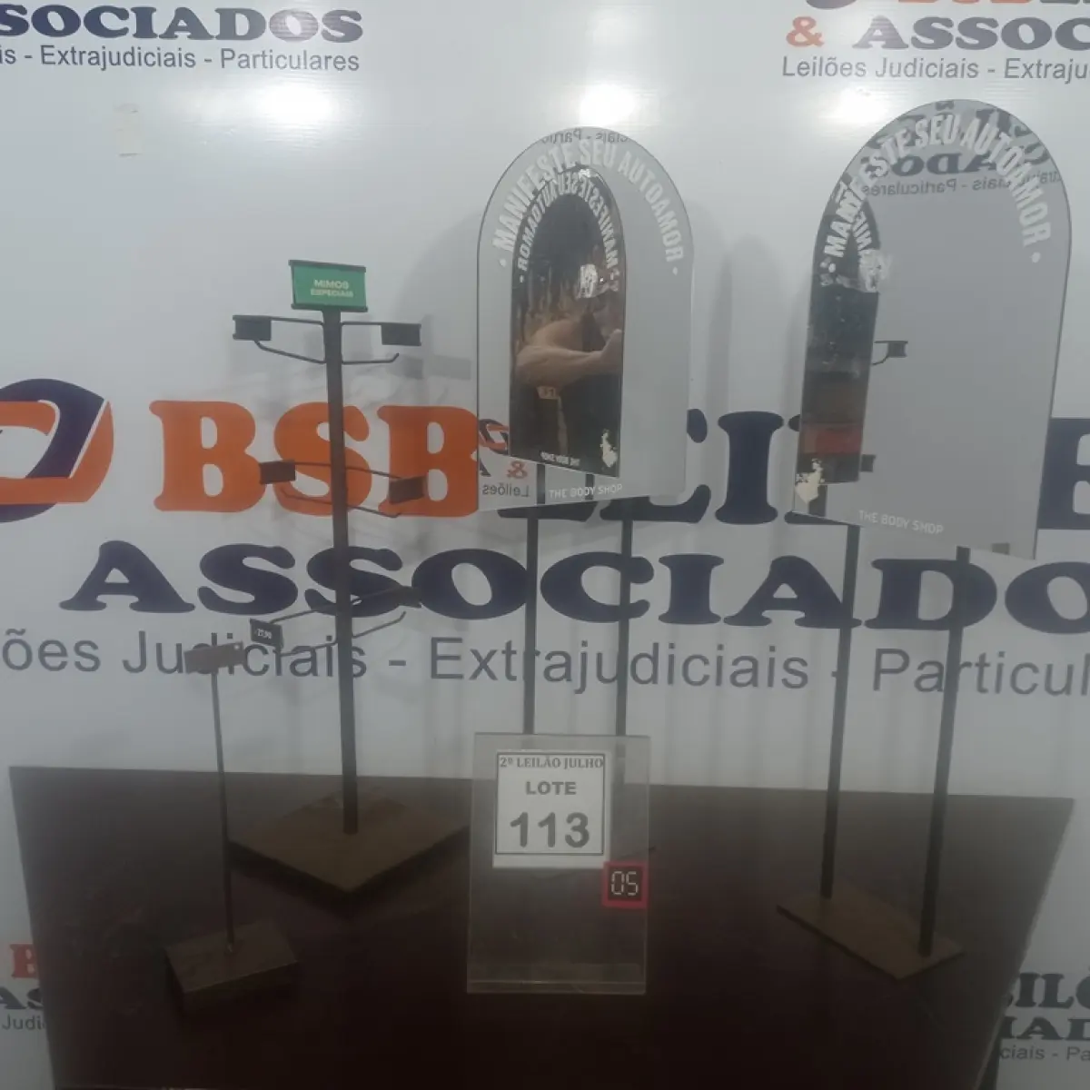 02 ESPELHOS E 01 MOSTRUÁRIO. (NO ESTADO) ATENÇÃO! FAZER A VISITAÇÃO ANTES DE ARREMATAR, NÃO SABEMOS SE FUNCIONA. LEILÃO NÃO TEM GARANTIA E NEM DEVOLUÇÃO, SUJEITO A POSSÍVEIS AVARIAS VISÍVEIS/OCULTAS E/OU AUSÊNCIA DE COMPONENTES.
