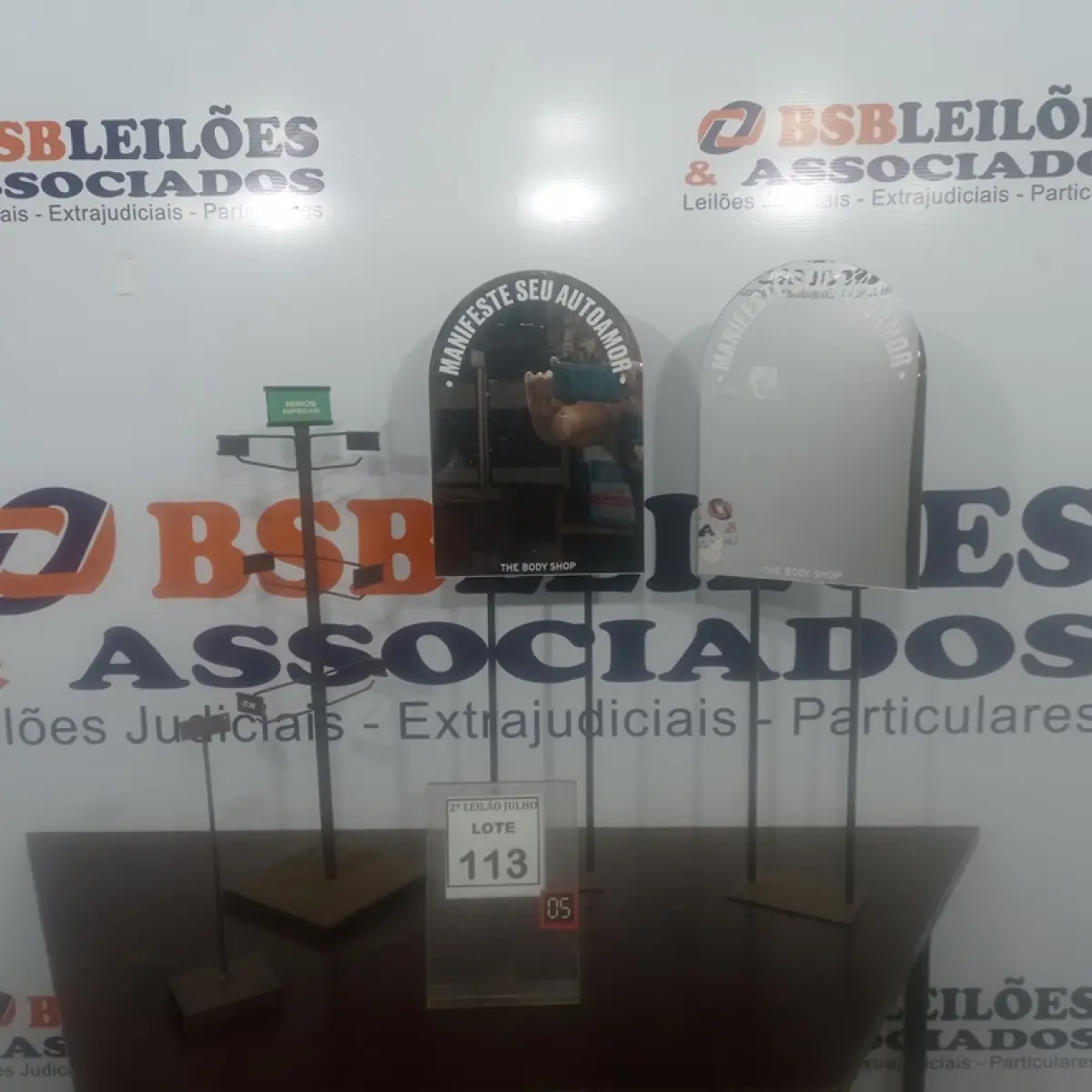 02 ESPELHOS E 01 MOSTRUÁRIO. (NO ESTADO) ATENÇÃO! FAZER A VISITAÇÃO ANTES DE ARREMATAR, NÃO SABEMOS SE FUNCIONA. LEILÃO NÃO TEM GARANTIA E NEM DEVOLUÇÃO, SUJEITO A POSSÍVEIS AVARIAS VISÍVEIS/OCULTAS E/OU AUSÊNCIA DE COMPONENTES.