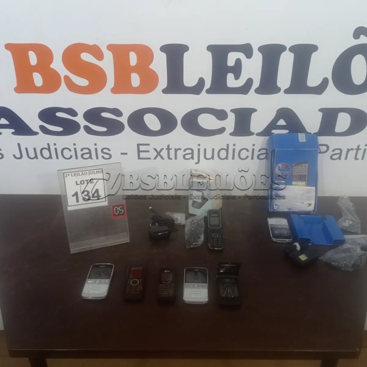 LOTE 134 - 06 APARELHOS CELULARES DE TECLAS MARCAS E MODELOS DIVERSOS. (NO ESTADO) ATENÇÃO! FAZER A VISITAÇÃO ANTES DE ARREMATAR, NÃO SABEMOS SE FUNCIONA. LEILÃO NÃO TEM GARANTIA E NEM DEVOLUÇÃO, SUJEITO A POSSÍVEIS AVARIAS VISÍVEIS/OCULTAS E/OU AUSÊNCIA DE COMPONENTES.