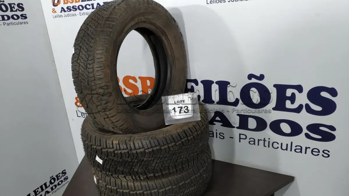 LOTE 173 - 03 PNEUS 205/60 R15. (NO ESTADO) ATENÇÃO! FAZER A VISITAÇÃO ANTES DE ARREMATAR, NÃO SABEMOS SE FUNCIONA. LEILÃO NÃO TEM GARANTIA E NEM DEVOLUÇÃO, SUJEITO A POSSÍVEIS AVARIAS VISÍVEIS/OCULTAS E/OU AUSÊNCIA DE COMPONENTES.