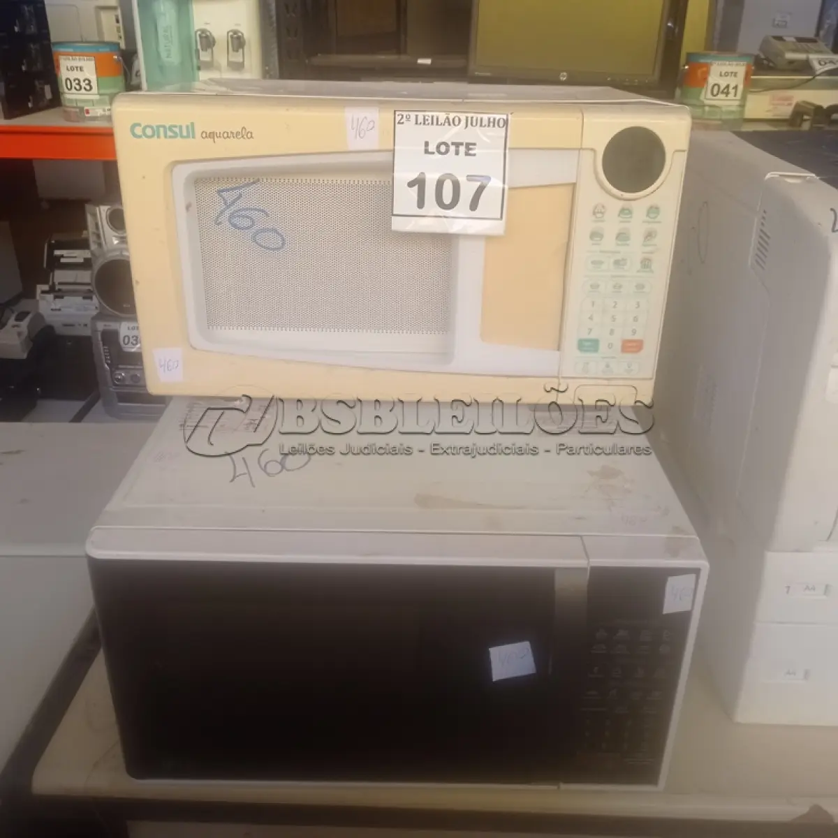 LOTE 107 - 03 MICRO-ONDAS DE MARCAS E MODELOS DIVERSOS. (NO ESTADO) ATENÇÃO! FAZER A VISITAÇÃO ANTES DE ARREMATAR, NÃO SABEMOS SE FUNCIONA. LEILÃO NÃO TEM GARANTIA E NEM DEVOLUÇÃO, SUJEITO A POSSÍVEIS AVARIAS VISÍVEIS/OCULTAS E/OU AUSÊNCIA DE COMPONENTES.