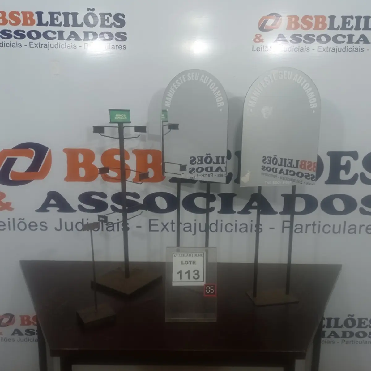 02 ESPELHOS E 01 MOSTRUÁRIO. (NO ESTADO) ATENÇÃO! FAZER A VISITAÇÃO ANTES DE ARREMATAR, NÃO SABEMOS SE FUNCIONA. LEILÃO NÃO TEM GARANTIA E NEM DEVOLUÇÃO, SUJEITO A POSSÍVEIS AVARIAS VISÍVEIS/OCULTAS E/OU AUSÊNCIA DE COMPONENTES.