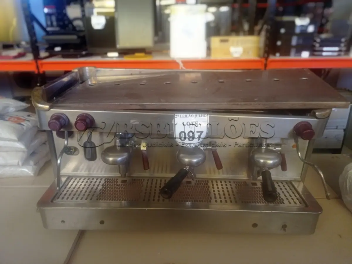 LOTE 097 - 01 MÁQUINA DE CAFÉ EXPRESSO. (NO ESTADO) ATENÇÃO! FAZER A VISITAÇÃO ANTES DE ARREMATAR, NÃO SABEMOS SE FUNCIONA. LEILÃO NÃO TEM GARANTIA E NEM DEVOLUÇÃO, SUJEITO A POSSÍVEIS AVARIAS VISÍVEIS/OCULTAS E/OU AUSÊNCIA DE COMPONENTES.