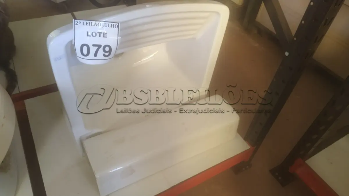 LOTE 079 - 01 TANQUE COM COLUNA. (NO ESTADO) ATENÇÃO! FAZER A VISITAÇÃO ANTES DE ARREMATAR, NÃO SABEMOS SE FUNCIONA. LEILÃO NÃO TEM GARANTIA E NEM DEVOLUÇÃO, SUJEITO A POSSÍVEIS AVARIAS VISÍVEIS/OCULTAS E/OU AUSÊNCIA DE COMPONENTES.