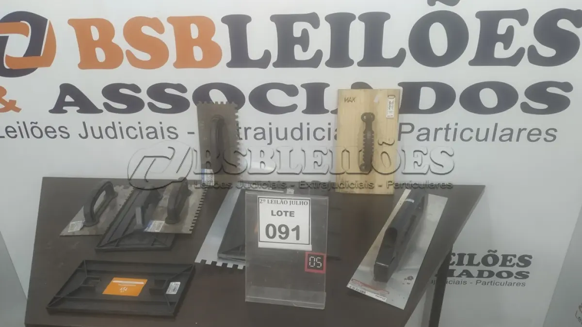 LOTE 091 - 05 DESEMPENADEIRAS DENTADAS EM INOX, 04 DESEMPENADEIRAS ESTRIADAS EM PLÁSTICO, 02 DESEMPENADEIRAS LISA EM AÇO E 01 DESEMPENADEIRA DE MADEIRA. (NO ESTADO) ATENÇÃO! FAZER A VISITAÇÃO ANTES DE ARREMATAR, NÃO SABEMOS SE FUNCIONA. LEILÃO NÃO TEM GARANTIA E NEM DEVOLUÇÃO, SUJEITO A POSSÍVEIS AVARIAS VISÍVEIS/OCULTAS E/OU AUSÊNCIA DE COMPONENTES.