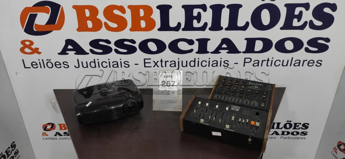LOTE 267 - 01 PROJETOR MARCA OPTOMA 01 MESA DE SOM CMX04 MARCA LIVESON E 01 MIXER DE ÁUDIO DM-200 MARCA CHORUS. (NO ESTADO) ATENÇÃO! FAZER A VISITAÇÃO ANTES DE ARREMATAR, NÃO SABEMOS SE FUNCIONA. LEILÃO NÃO TEM GARANTIA E NEM DEVOLUÇÃO, SUJEITO A POSSÍVEIS AVARIAS VISÍVEIS/OCULTAS E/OU AUSÊNCIA DE COMPONENTES.