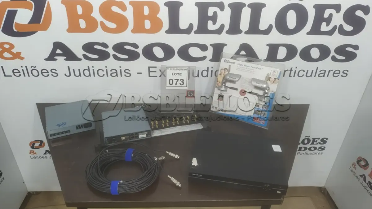 LOTE 073 - 02 CÂMERAS DE SEGURANÇA MARCA SWANN, 01 DVR, 02 SWITCHES INCOMPLETAS E 01 ROLO DE CABO PARA CÂMERAS DE SEGURANÇA. (NO ESTADO) ATENÇÃO! FAZER A VISITAÇÃO ANTES DE ARREMATAR, NÃO SABEMOS SE FUNCIONA. LEILÃO NÃO TEM GARANTIA E NEM DEVOLUÇÃO, SUJEITO A POSSÍVEIS AVARIAS VISÍVEIS/OCULTAS E/OU AUSÊNCIA DE COMPONENTES.