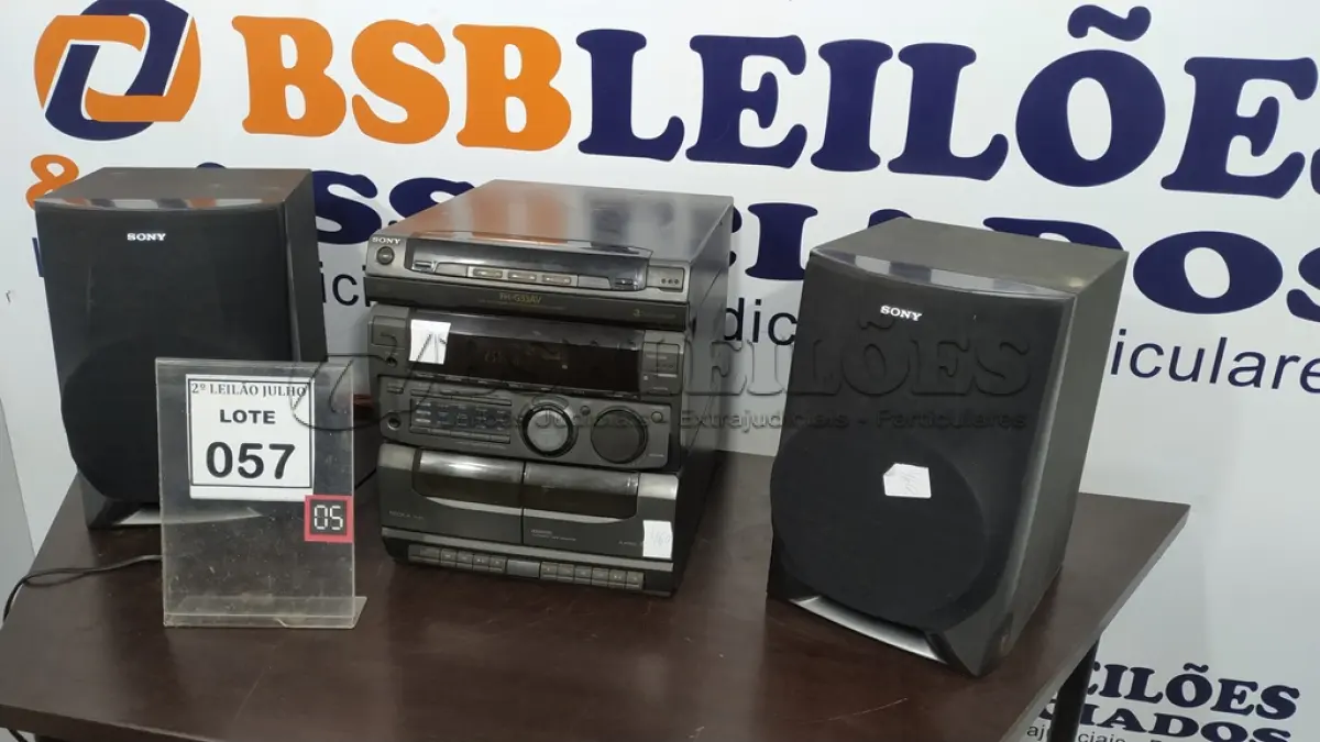LOTE 057 - 01 APARELHO DE SOM COM 02 CAIXAS MARCA SONY. (NO ESTADO) ATENÇÃO! FAZER A VISITAÇÃO ANTES DE ARREMATAR, NÃO SABEMOS SE FUNCIONA. LEILÃO NÃO TEM GARANTIA E NEM DEVOLUÇÃO, SUJEITO A POSSÍVEIS AVARIAS VISÍVEIS/OCULTAS E/OU AUSÊNCIA DE COMPONENTES.