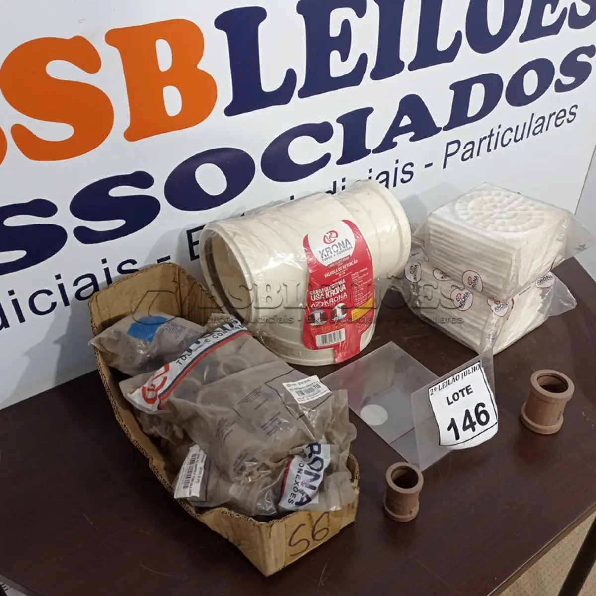 LOTE 146 - 01 VÁLVULA DE RETENÇÃO DN 150, 10 CAP SOLDÁVEL 40MM, 23 GRELAS QUADRADAS BRANCAS, 10 ADAPTADORES SOLDÁVEL 40X1,1/4 E VÁRIAS LUVAS DE CORRER DE MEDIDAS DIVERSAS. (NO ESTADO) ATENÇÃO! FAZER A VISITAÇÃO ANTES DE ARREMATAR, NÃO SABEMOS SE FUNCIONA. LEILÃO NÃO TEM GARANTIA E NEM DEVOLUÇÃO, SUJEITO A POSSÍVEIS AVARIAS VISÍVEIS/OCULTAS E/OU AUSÊNCIA DE COMPONENTES.