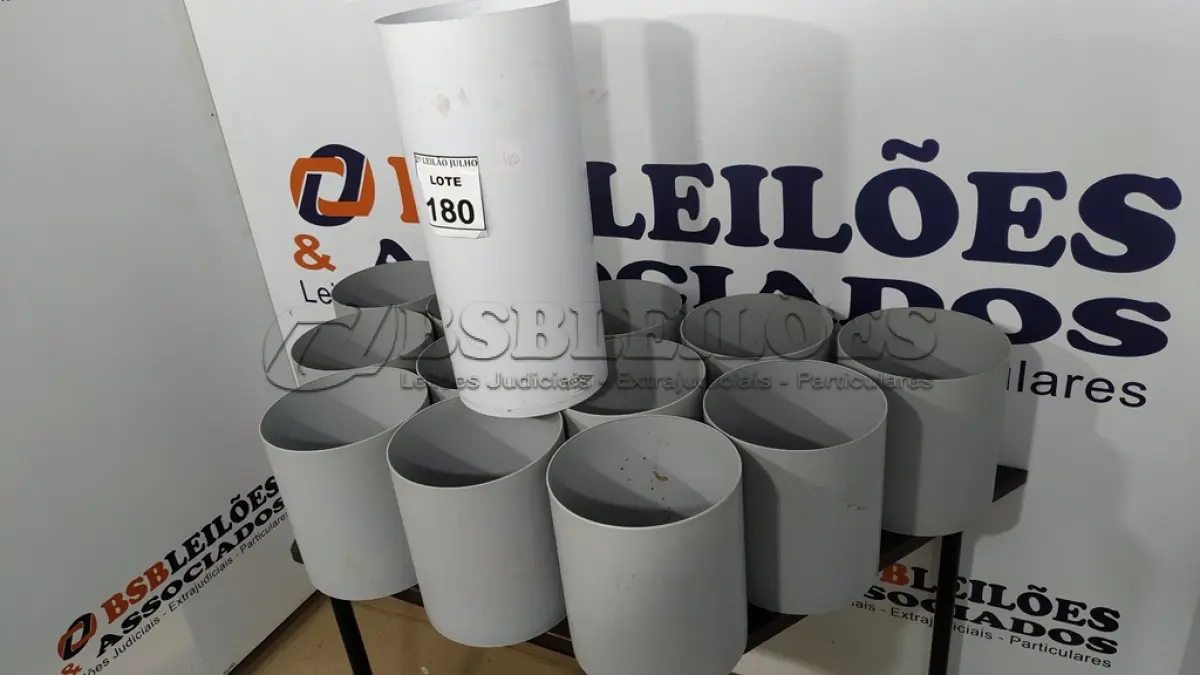 LOTE 180 - 13 LIXEIRAS PARA ESCRITÓRIOS. (NO ESTADO) ATENÇÃO! FAZER A VISITAÇÃO ANTES DE ARREMATAR, NÃO SABEMOS SE FUNCIONA. LEILÃO NÃO TEM GARANTIA E NEM DEVOLUÇÃO, SUJEITO A POSSÍVEIS AVARIAS VISÍVEIS/OCULTAS E/OU AUSÊNCIA DE COMPONENTES.