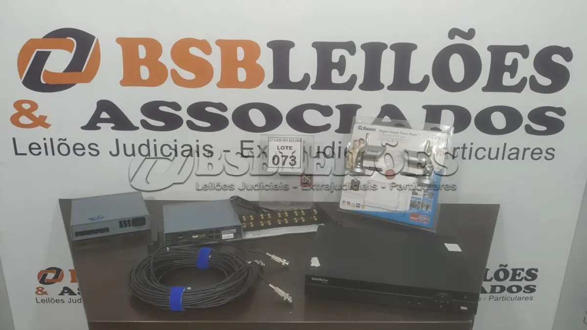 LOTE 073 - 02 CÂMERAS DE SEGURANÇA MARCA SWANN, 01 DVR, 02 SWITCHES INCOMPLETAS E 01 ROLO DE CABO PARA CÂMERAS DE SEGURANÇA. (NO ESTADO) ATENÇÃO! FAZER A VISITAÇÃO ANTES DE ARREMATAR, NÃO SABEMOS SE FUNCIONA. LEILÃO NÃO TEM GARANTIA E NEM DEVOLUÇÃO, SUJEITO A POSSÍVEIS AVARIAS VISÍVEIS/OCULTAS E/OU AUSÊNCIA DE COMPONENTES.