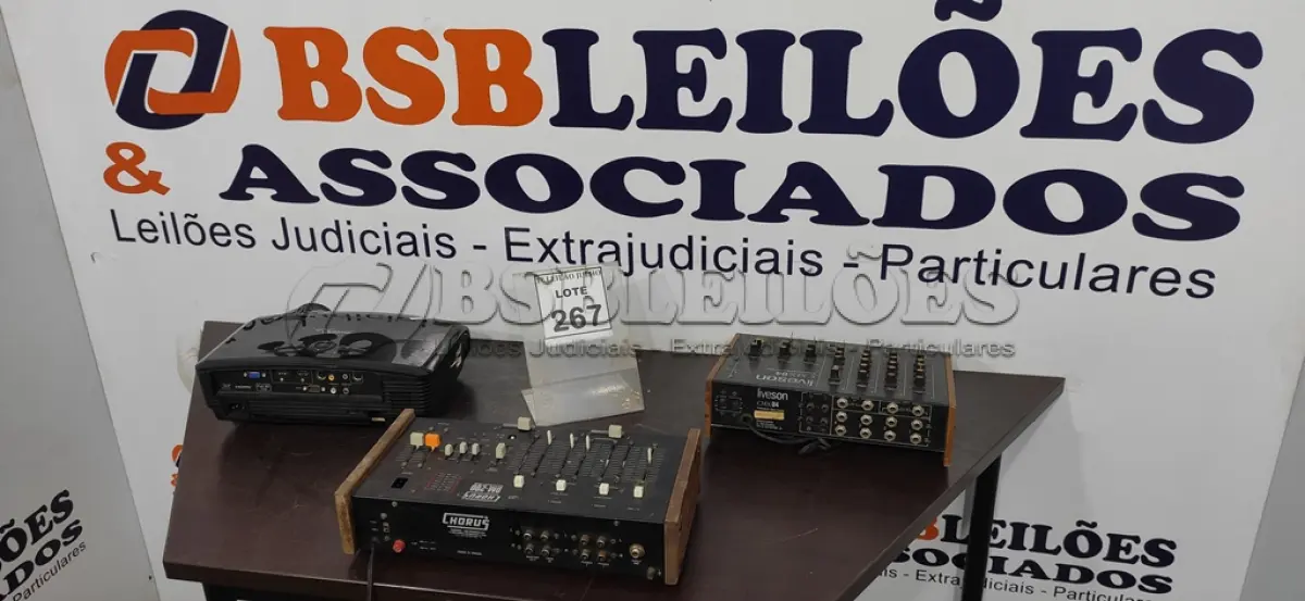 LOTE 267 - 01 PROJETOR MARCA OPTOMA 01 MESA DE SOM CMX04 MARCA LIVESON E 01 MIXER DE ÁUDIO DM-200 MARCA CHORUS. (NO ESTADO) ATENÇÃO! FAZER A VISITAÇÃO ANTES DE ARREMATAR, NÃO SABEMOS SE FUNCIONA. LEILÃO NÃO TEM GARANTIA E NEM DEVOLUÇÃO, SUJEITO A POSSÍVEIS AVARIAS VISÍVEIS/OCULTAS E/OU AUSÊNCIA DE COMPONENTES.