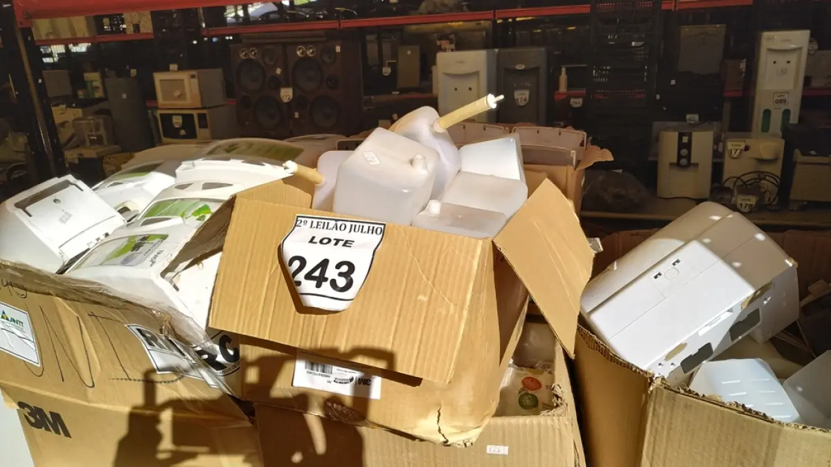 01 LOTE COM GRANDE QUANTIDADE DE DISPENSES DE PAPEL E SABÃO. (NO ESTADO) ATENÇÃO! FAZER A VISITAÇÃO ANTES DE ARREMATAR, NÃO SABEMOS SE FUNCIONA. LEILÃO NÃO TEM GARANTIA E NEM DEVOLUÇÃO, SUJEITO A POSSÍVEIS AVARIAS VISÍVEIS/OCULTAS E/OU AUSÊNCIA DE COMPONENTES.
