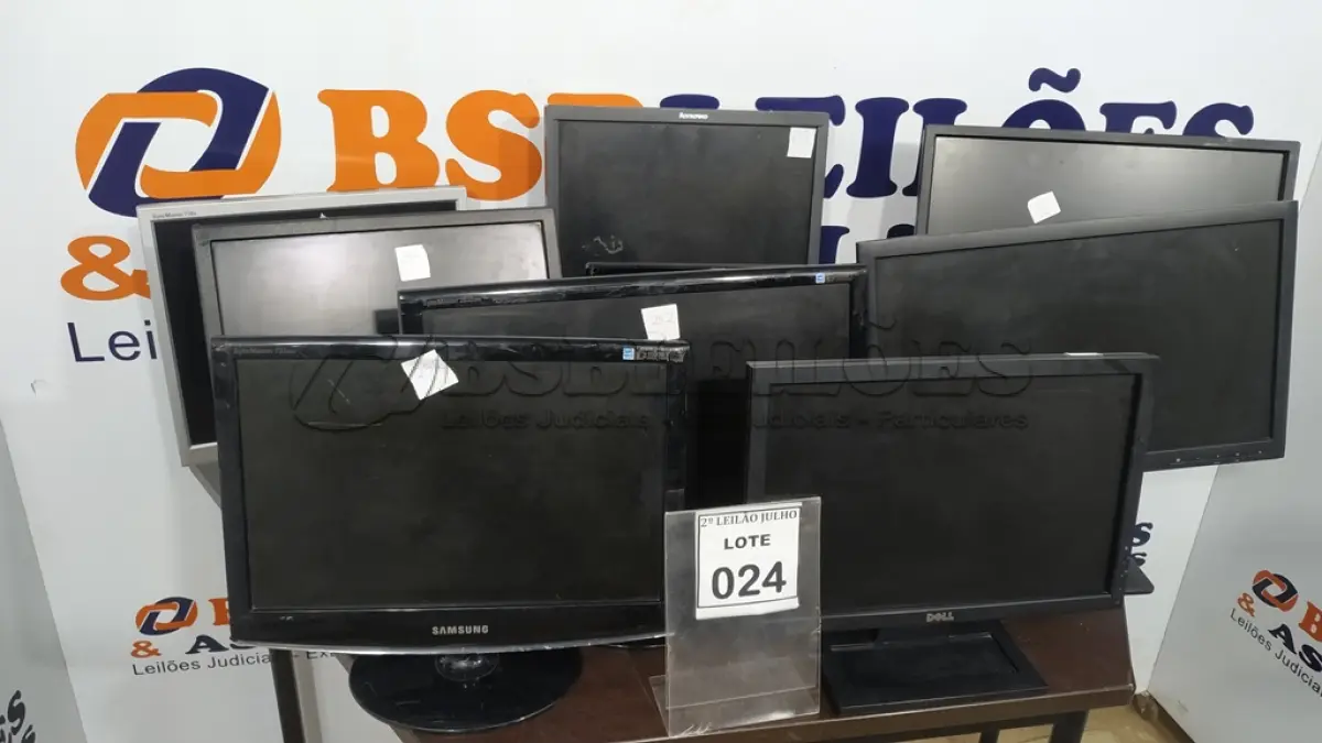 LOTE 024 - 09 MONITORES DE MARCAS E MODELOS DIVERSOS. (NO ESTADO) ATENÇÃO! FAZER A VISITAÇÃO ANTES DE ARREMATAR, NÃO SABEMOS SE FUNCIONA. LEILÃO NÃO TEM GARANTIA E NEM DEVOLUÇÃO, SUJEITO A POSSÍVEIS AVARIAS VISÍVEIS/OCULTAS E/OU AUSÊNCIA DE COMPONENTES.