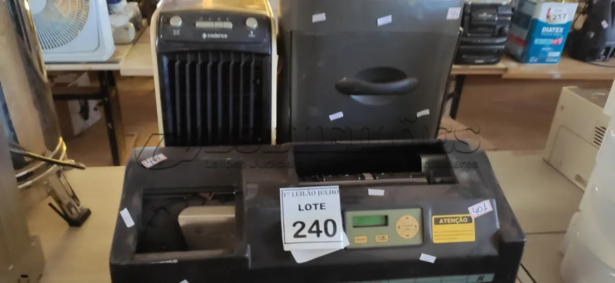 LOTE 240 - 01 FRAGMENTADORA DE PAPEL, 01 MÁQUINA DE CONTAR MOEDAS E 01 UMIDIFICADOR MARCA CADENCE. (NO ESTADO) ATENÇÃO! FAZER A VISITAÇÃO ANTES DE ARREMATAR, NÃO SABEMOS SE FUNCIONA. LEILÃO NÃO TEM GARANTIA E NEM DEVOLUÇÃO, SUJEITO A POSSÍVEIS AVARIAS VISÍVEIS/OCULTAS E/OU AUSÊNCIA DE COMPONENTES.