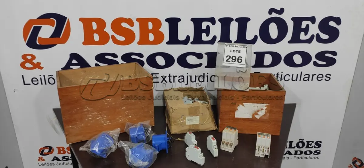 LOTE 296 - 01 LOTE COM GRANDE QUANTIDADE DE DISJUNTORES E VÁRIAS TOMADAS MONOFÁSICA INDUSTRIAIS. (NO ESTADO) ATENÇÃO! FAZER A VISITAÇÃO ANTES DE ARREMATAR, NÃO SABEMOS SE FUNCIONA. LEILÃO NÃO TEM GARANTIA E NEM DEVOLUÇÃO, SUJEITO A POSSÍVEIS AVARIAS VISÍVEIS/OCULTAS E/OU AUSÊNCIA DE COMPONENTES.