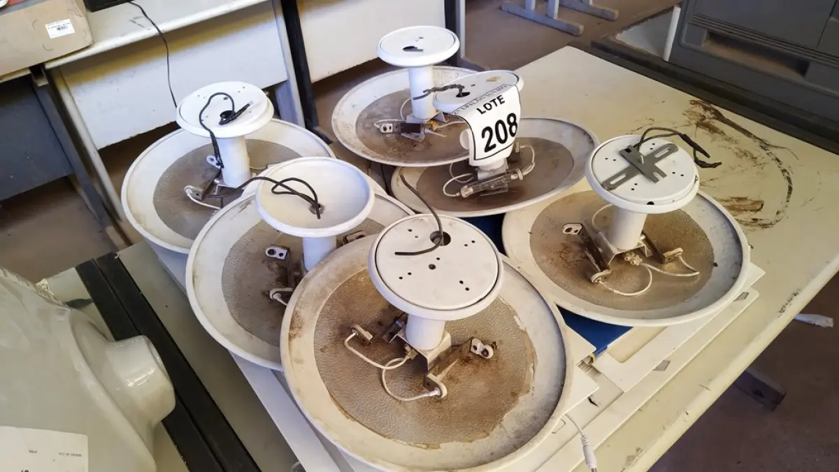 01 LOTE COM VÁRIAS LUMINÁRIAS DE EMBUTIR MODELOS DIVERSOS. (NO ESTADO) ATENÇÃO! FAZER A VISITAÇÃO ANTES DE ARREMATAR, NÃO SABEMOS SE FUNCIONA, LEILÃO NÃO TEM GARANTIA E NEM DEVOLUÇÃO, SUJEITO A POSSÍVEIS AVARIAS VISÍVEIS/OCULTAS E/OU AUSÊNCIA DE COMPONENTES.