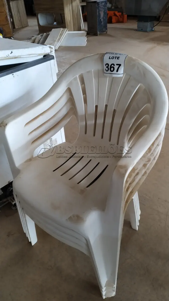 LOTE 367 - 04 CADEIRAS DE PLÁSTICO. (NO ESTADO) ATENÇÃO! FAZER A VISITAÇÃO ANTES DE ARREMATAR, NÃO SABEMOS SE FUNCIONA. LEILÃO NÃO TEM GARANTIA E NEM DEVOLUÇÃO, SUJEITO A POSSÍVEIS AVARIAS VISÍVEIS/OCULTAS E/OU AUSÊNCIA DE COMPONENTES.