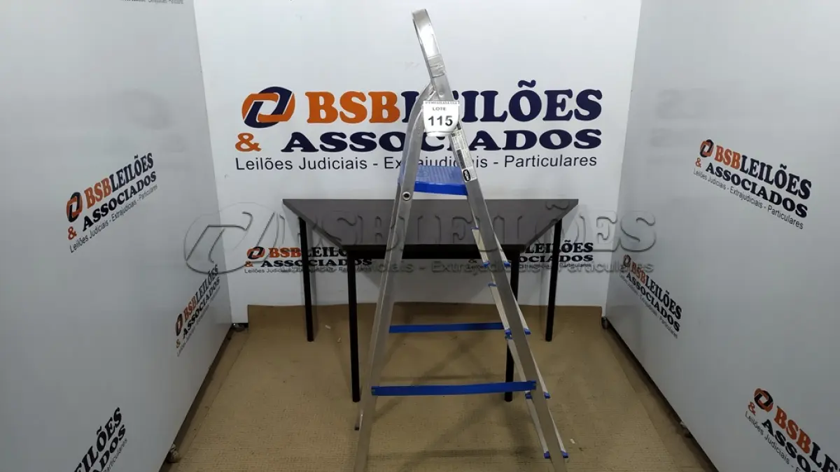 LOTE 115 - 01 ESCADA. (NO ESTADO EM QUE SE ENCONTRA. SUJEITO A AVARIAS OCULTAS/VISÍVEIS.)