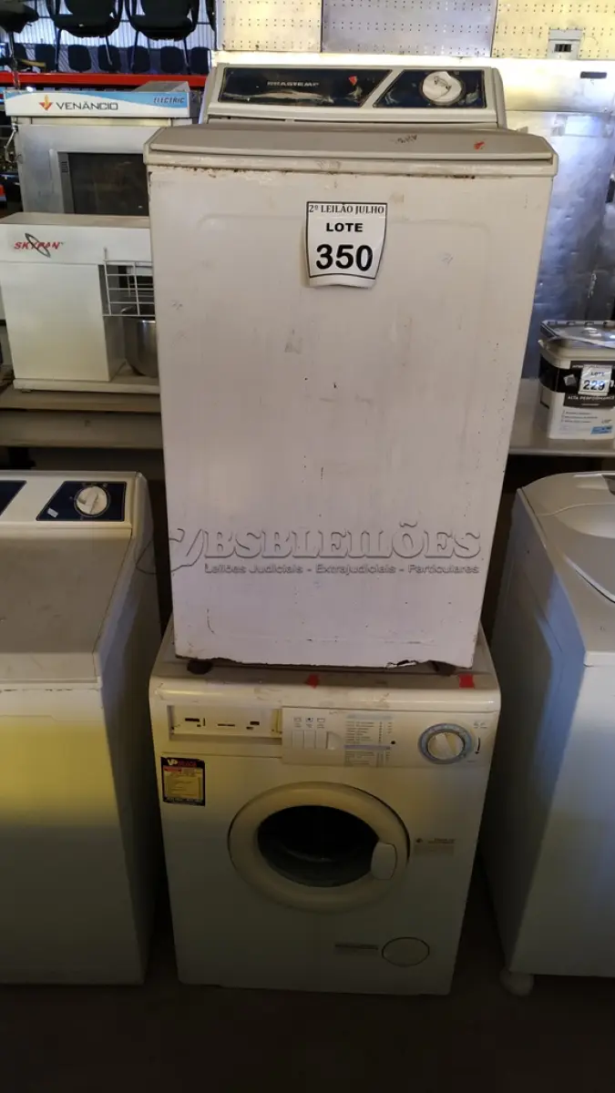 LOTE 350 - 01 MÁQUINA DE LAVAR MARCA BRASTEMP 220V E 01 MÁQUINA DE LAVAR MARCA ELETROLUX 5KG 220V. (NO ESTADO) ATENÇÃO! FAZER A VISITAÇÃO ANTES DE ARREMATAR, NÃO SABEMOS SE FUNCIONA. LEILÃO NÃO TEM GARANTIA E NEM DEVOLUÇÃO, SUJEITO A POSSÍVEIS AVARIAS VISÍVEIS/OCULTAS E/OU AUSÊNCIA DE COMPONENTES.