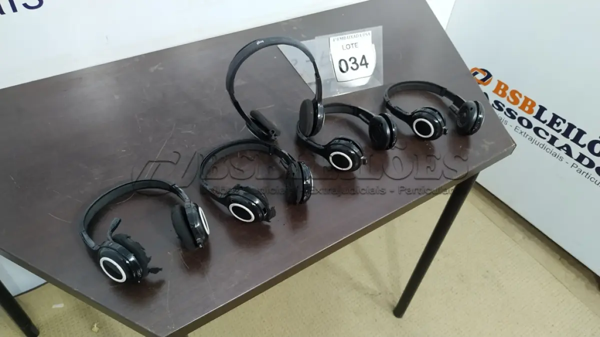 LOTE 034 - 05 HEADPHONES. (NO ESTADO EM QUE SE ENCONTRA. SUJEITO A AVARIAS OCULTAS/VISÍVEIS.)
