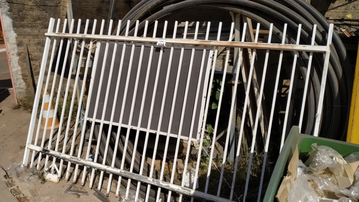 01 PORTÃO DE FERRO COM APROXIMADAMENTE 4M. (NO ESTADO) ATENÇÃO! FAZER A VISITAÇÃO ANTES DE ARREMATAR, NÃO SABEMOS SE FUNCIONA. LEILÃO NÃO TEM GARANTIA E NEM DEVOLUÇÃO, SUJEITO A POSSÍVEIS AVARIAS VISÍVEIS/OCULTAS E/OU AUSÊNCIA DE COMPONENTES.