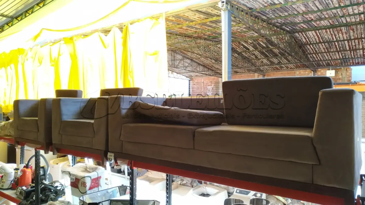 LOTE 282 - 01 SOFÁ 03 LUGARES E 02 POLTRONAS NA COR CINZA CLARO CAMURÇA. (NO ESTADO) ATENÇÃO! FAZER A VISITAÇÃO ANTES DE ARREMATAR, NÃO SABEMOS SE FUNCIONA. LEILÃO NÃO TEM GARANTIA E NEM DEVOLUÇÃO, SUJEITO A POSSÍVEIS AVARIAS VISÍVEIS/OCULTAS E/OU AUSÊNCIA DE COMPONENTES.