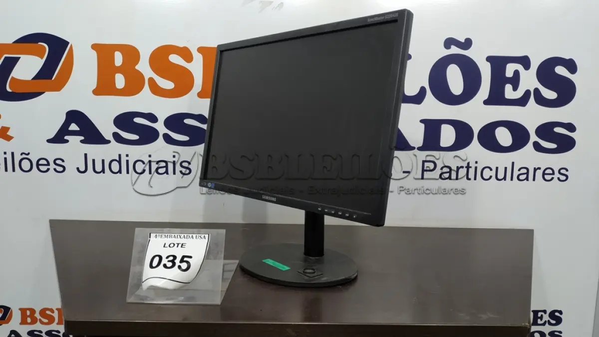 LOTE 035 - 01 MONITOR. (NO ESTADO EM QUE SE ENCONTRA. SUJEITO A AVARIAS OCULTAS/VISÍVEIS.)  AV9700S