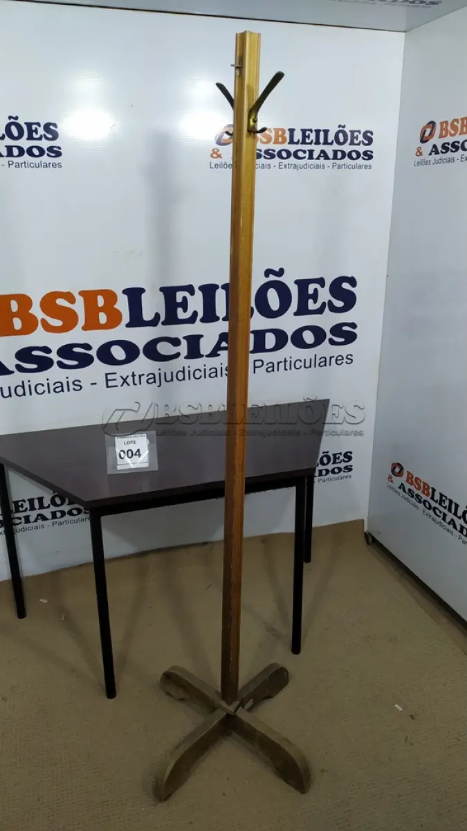 LOTE 004 - 01 CABIDEIRO EM MADEIRA. (NO ESTADO EM QUE SE ENCONTRA. SUJEITO A AVARIAS OCULTAS/VISÍVEIS.)