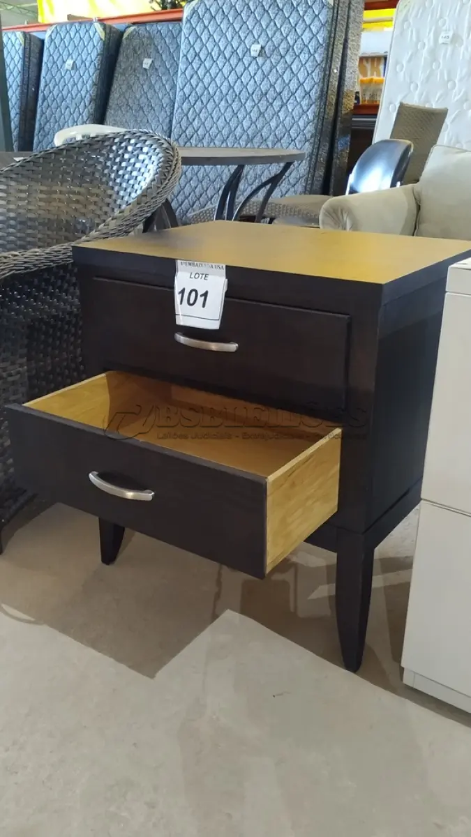 LOTE 101 - 01 MESA DE CANTO. (NO ESTADO EM QUE SE ENCONTRA. SUJEITO A AVARIAS OCULTAS/VISÍVEIS.) AU2438X