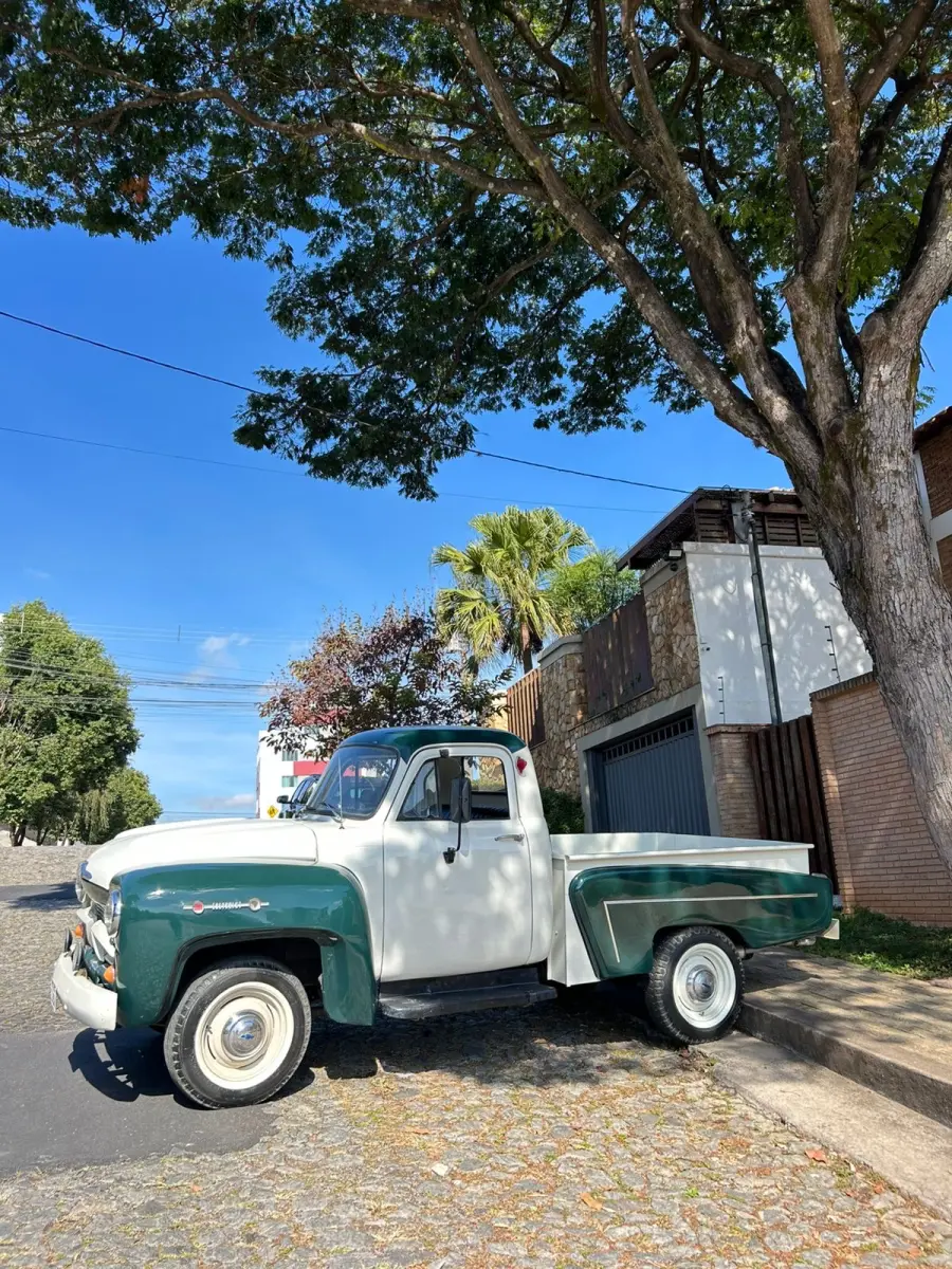 01 CHEVROLET BRASIL 1958, UM CLÁSSICO VERDE EM ESTADO ORIGINAL! EQUIPADO COM MOTOR 6 CILINDROS, ESTE ÍCONE AUTOMOTIVO COMBINA ELEGÂNCIA RETRÔ COM ROBUSTEZ. CONSERVADO COM DETALHES AUTÊNTICOS, É PERFEITO PARA COLECIONADORES E AMANTES DE CARROS VINTAGE. NÃO PERCA A CHANCE DE POSSUIR UM PEDAÇO DA HISTÓRIA! (NO ESTADO) (VISITAÇÃO E RETIRADA EM DIVINÓPOLIS-MG) (AGENDAR)