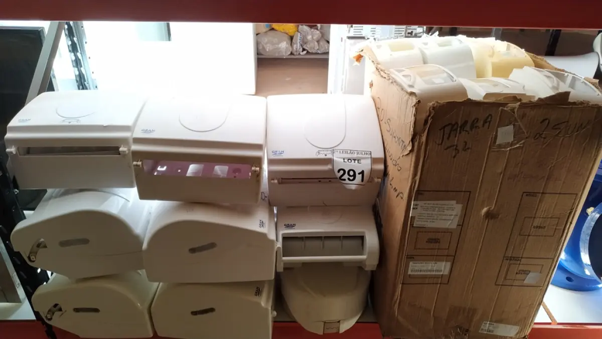 01  LOTE COM GRANDE QUANTIDADE DE DISPENSES PARA PAPEL E SABÃO. (NO ESTADO) ATENÇÃO! FAZER A VISITAÇÃO ANTES DE ARREMATAR, NÃO SABEMOS SE FUNCIONA. LEILÃO NÃO TEM GARANTIA E NEM DEVOLUÇÃO, SUJEITO A POSSÍVEIS AVARIAS VISÍVEIS/OCULTAS E/OU AUSÊNCIA DE COMPONENTES.