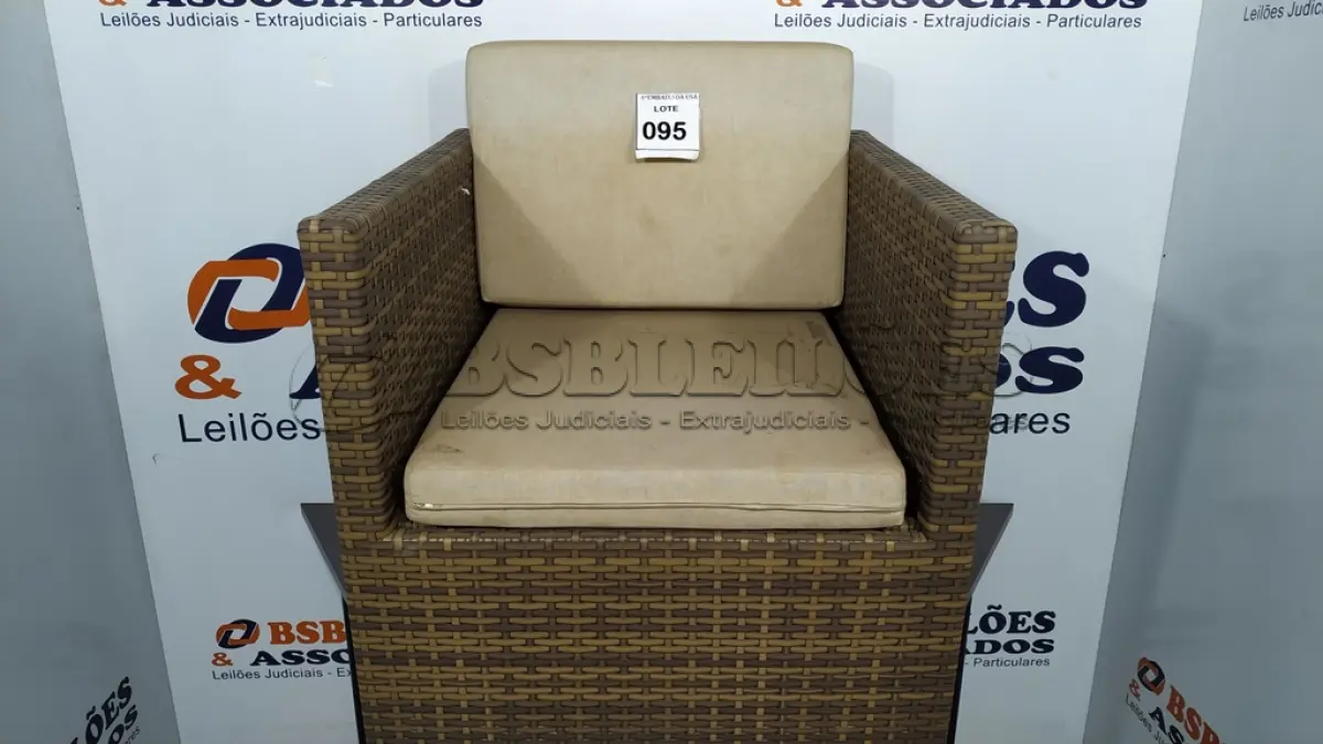 LOTE 095 - 01 POLTRONA DE JARDIM. (NO ESTADO EM QUE SE ENCONTRA. SUJEITO A AVARIAS OCULTAS/VISÍVEIS.) BF8657E
