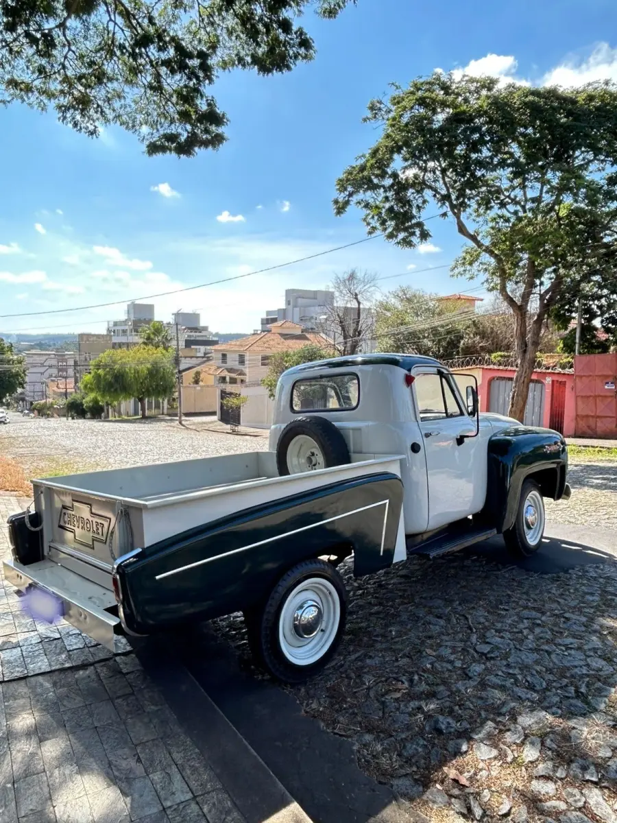 01 CHEVROLET BRASIL 1958, UM CLÁSSICO VERDE EM ESTADO ORIGINAL! EQUIPADO COM MOTOR 6 CILINDROS, ESTE ÍCONE AUTOMOTIVO COMBINA ELEGÂNCIA RETRÔ COM ROBUSTEZ. CONSERVADO COM DETALHES AUTÊNTICOS, É PERFEITO PARA COLECIONADORES E AMANTES DE CARROS VINTAGE. NÃO PERCA A CHANCE DE POSSUIR UM PEDAÇO DA HISTÓRIA! (NO ESTADO) (VISITAÇÃO E RETIRADA EM DIVINÓPOLIS-MG) (AGENDAR)