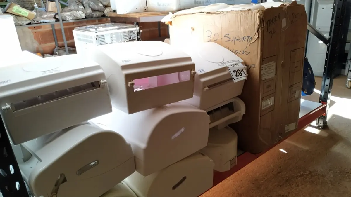 01  LOTE COM GRANDE QUANTIDADE DE DISPENSES PARA PAPEL E SABÃO. (NO ESTADO) ATENÇÃO! FAZER A VISITAÇÃO ANTES DE ARREMATAR, NÃO SABEMOS SE FUNCIONA. LEILÃO NÃO TEM GARANTIA E NEM DEVOLUÇÃO, SUJEITO A POSSÍVEIS AVARIAS VISÍVEIS/OCULTAS E/OU AUSÊNCIA DE COMPONENTES.